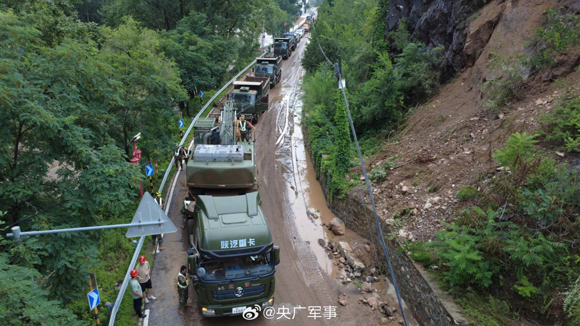 子弟兵攜大型機械設(shè)備赴北京延慶搶險救援:機械設(shè)備